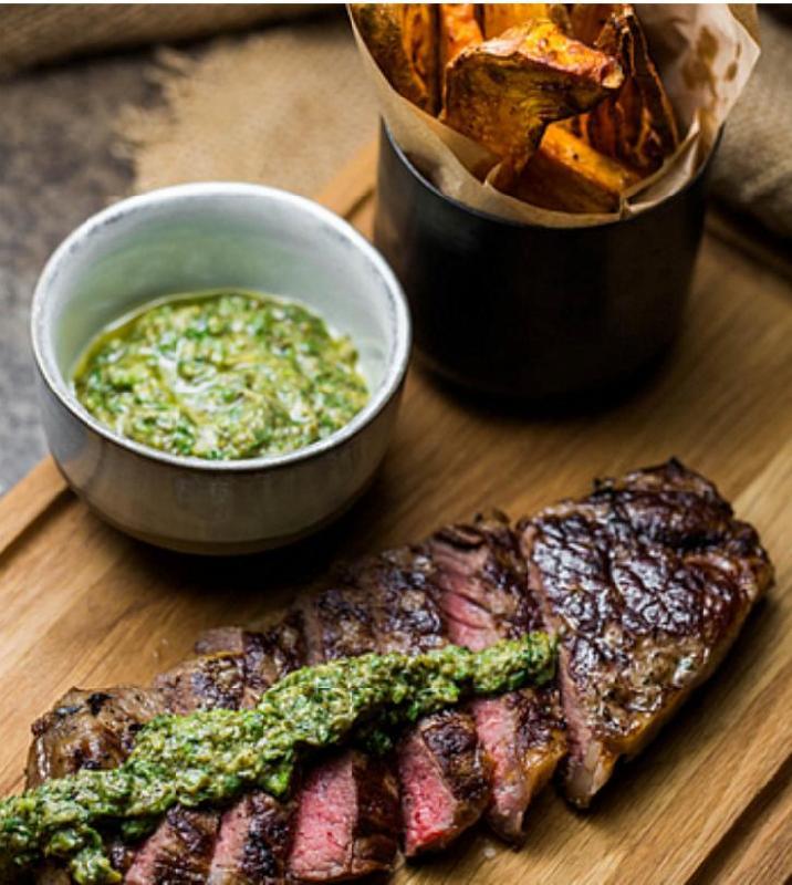 Qrildə qızardılmış striploin steyki