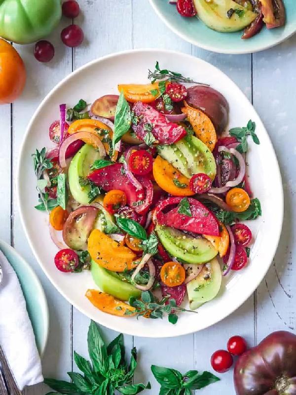 Heirloom pomidor salatı