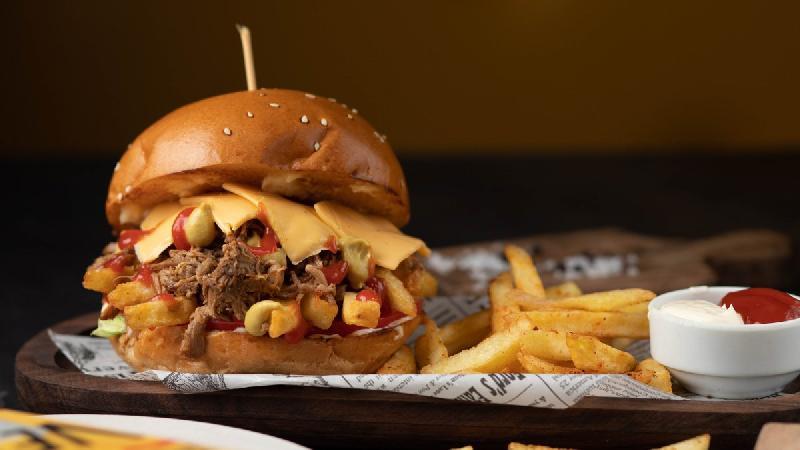 Qızardılmış mal ətindən burger