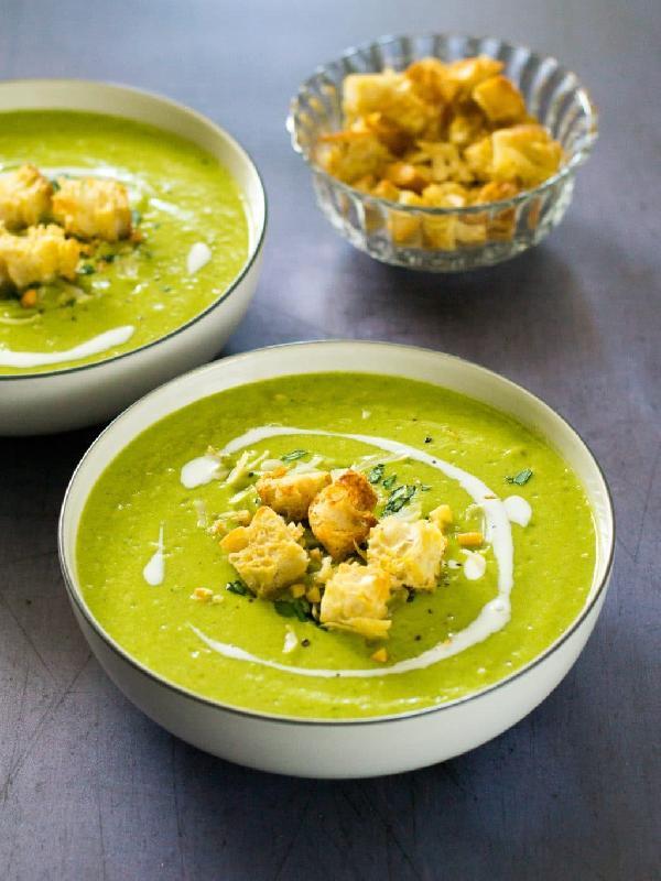 Garden pea and courgette soup