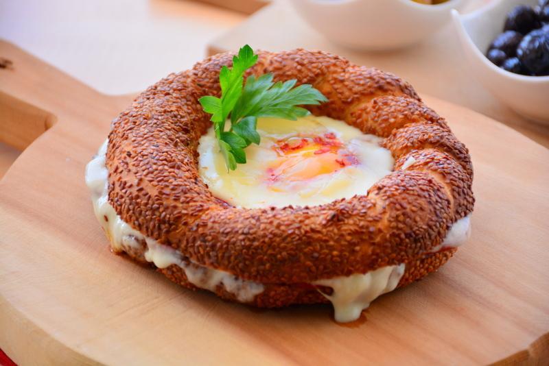 Sucuklu, Yumurtalı, Simit