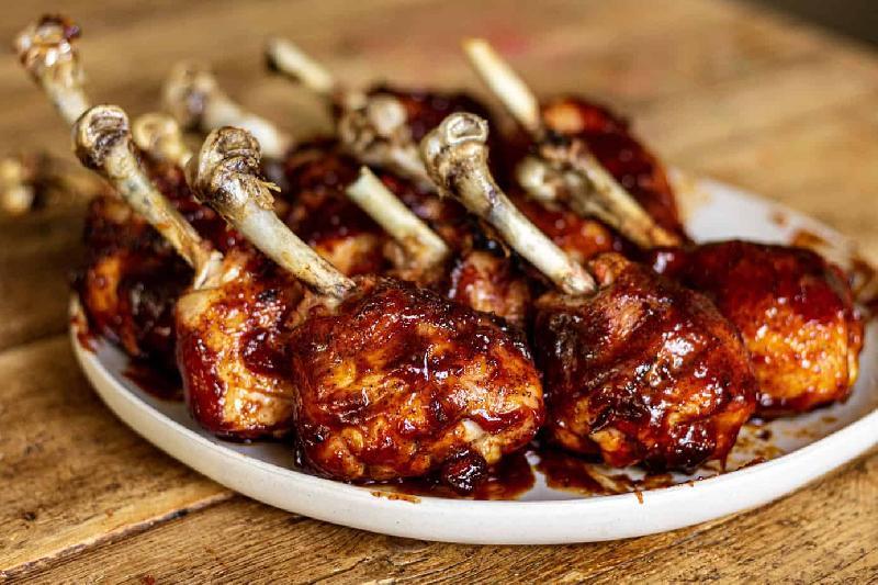 Chicken lolipops with apple bbq sous
