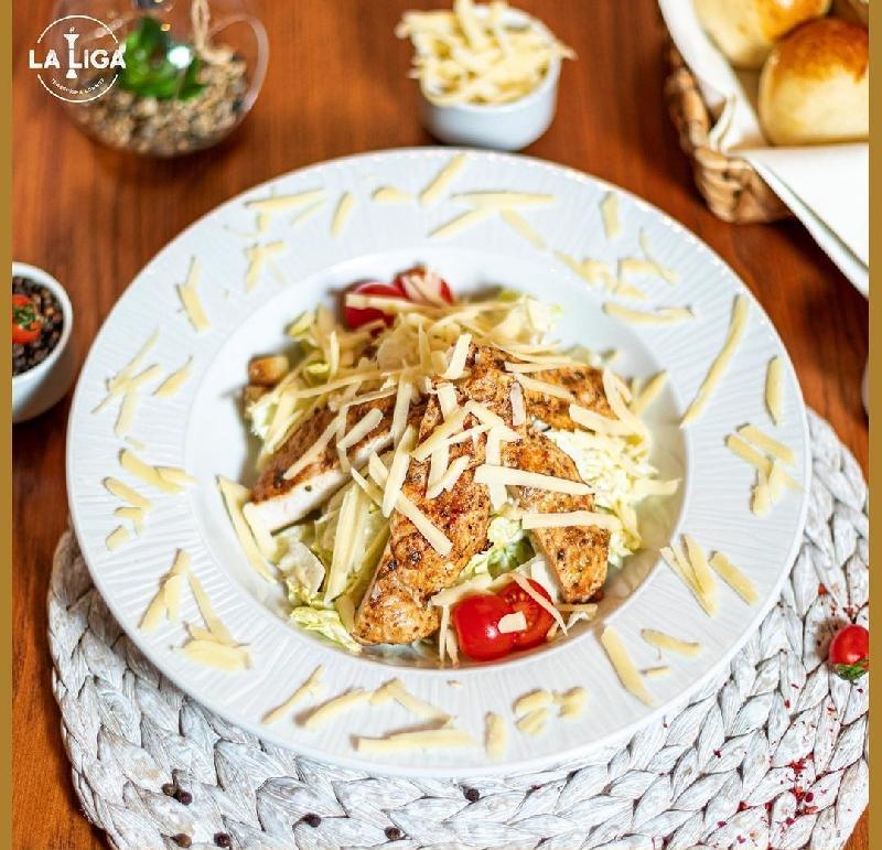Toyuqlu Sezar Salatı