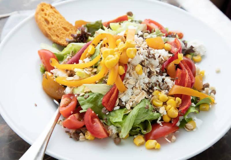 HELLİM PEYNİRLİ SALATA 