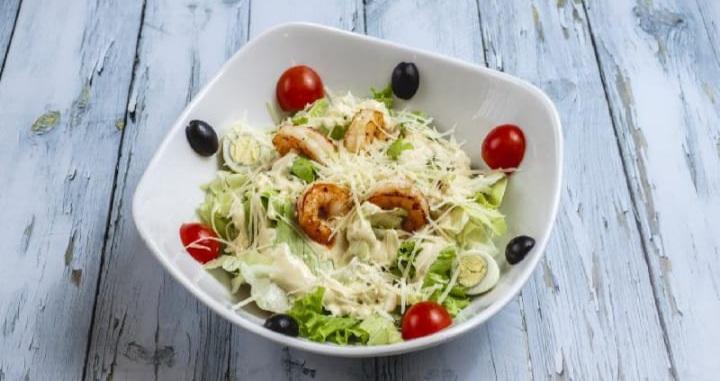 Sezar salatı Krevetli