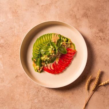 Kinoa,avokado və pomidor salatı