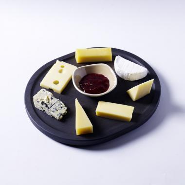 İtalyan pendirlərindən assorti