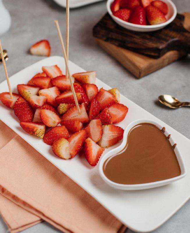Çiyələk fondue
