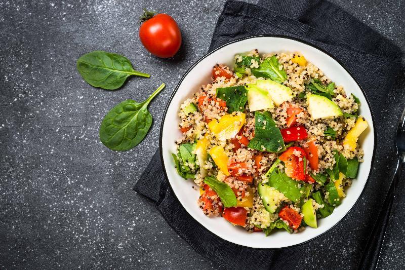 Avokado, mozzarella va kinoa salati