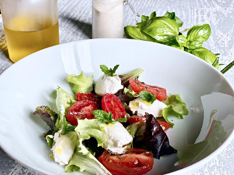 Insalata di valeriana con pomodorini, formaggio di capra arrosto