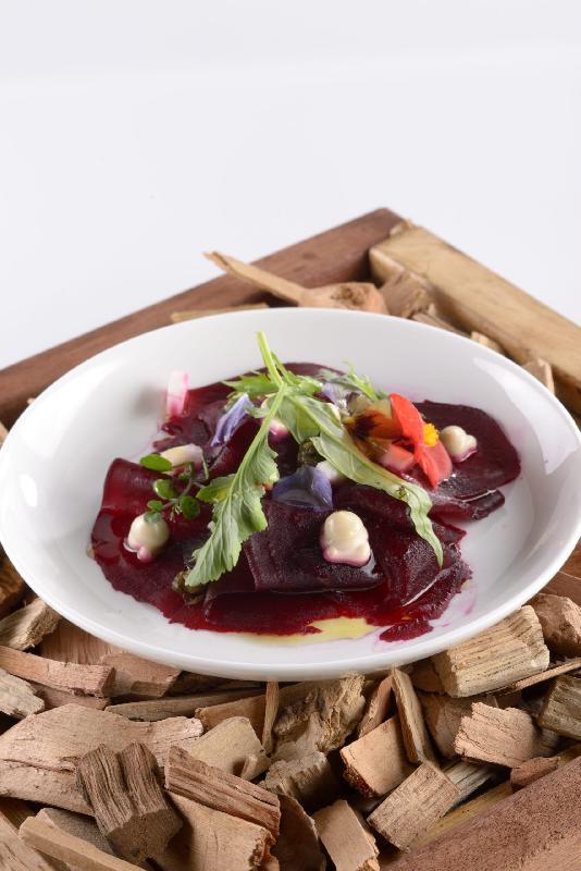 Burrata delle Murge su carpaccio di barbabietola rossa