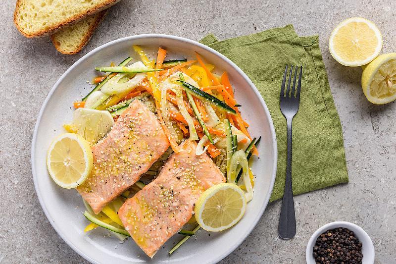 Filetto di salmone ai due sesami su verdure croccanti