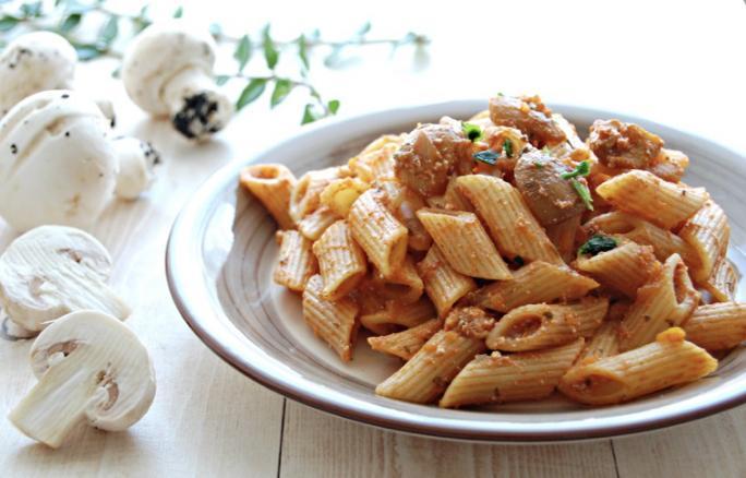 Penne con cubettini di manzo, champignon e salsa pomodoro
