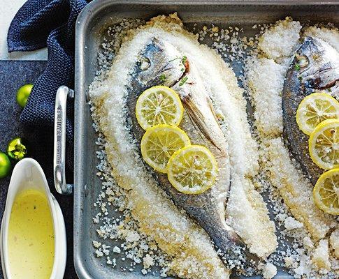 Orata fresca del Mediterraneo in crosta di sale