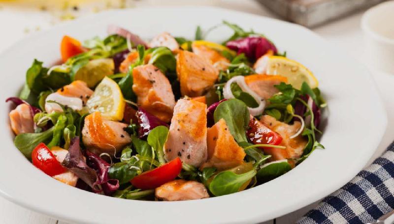 Insalata di salmone con mandorle e miele