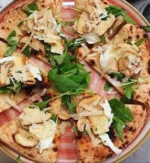 La mozzarella di bufala, rughetta e porcini arrostiti