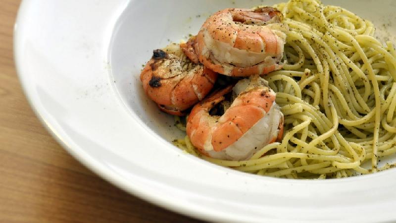 Due Gamberoni imperiale su pasta al tartufo nero di norcia