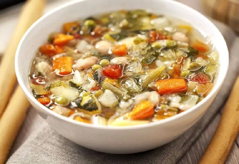 Minestrone con verdure fresche