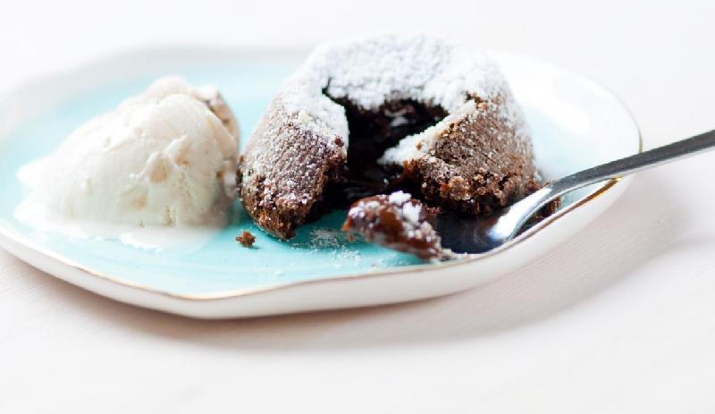Souflè al cioccolato caldo e quenelle di vaniglia gelato