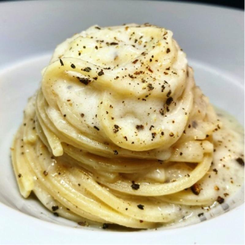 Spaghetti chitarra cacio e pepe nero aromatizzato