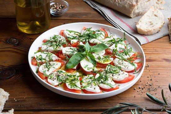 İtalian Cuisine Caprese di Buffalo