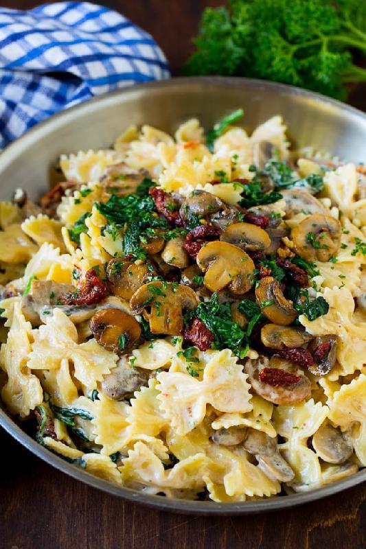 İspanaqli Və Göbələkli Farfalle Pastası