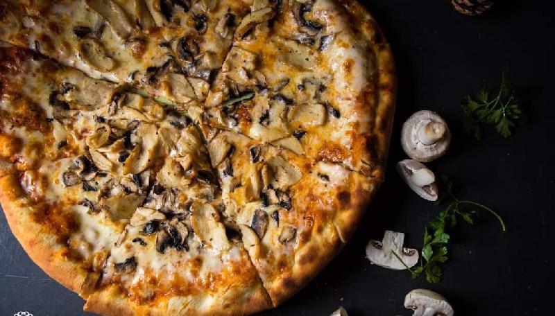 İtalyan Mətbəxi Pollo  Göbələk Pizza