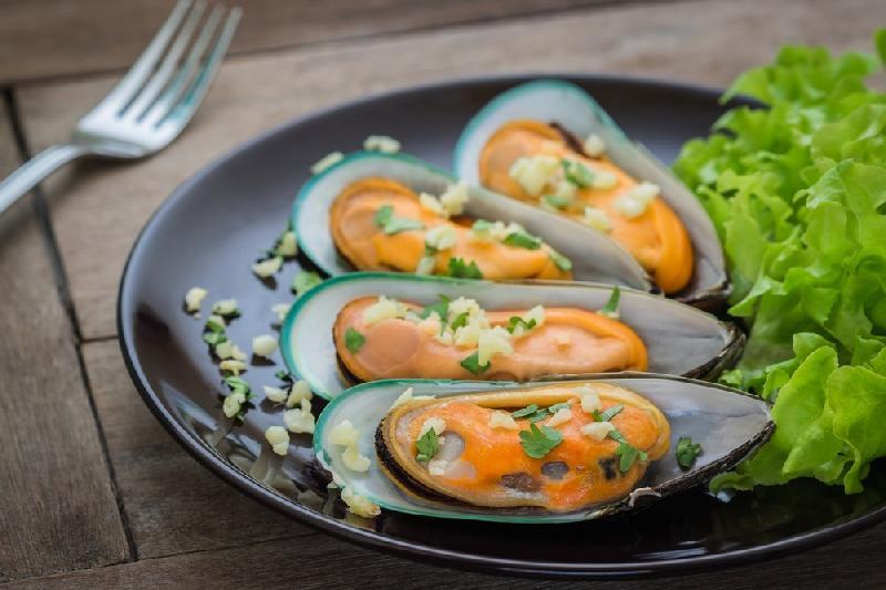 Mussels with white wine and garlic
