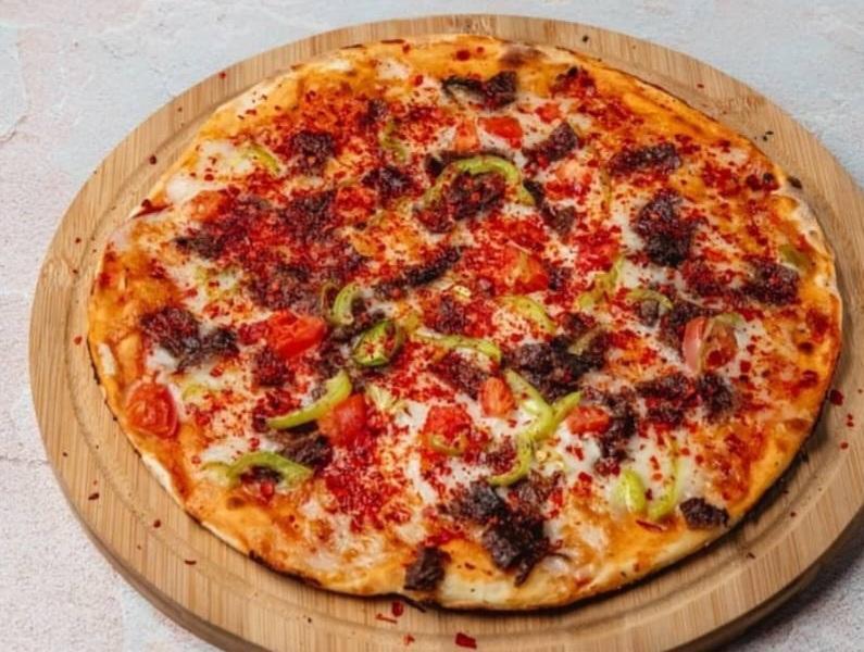 Özəl manqal pizza