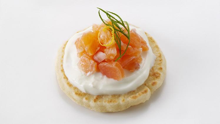 Salmon blini ilə