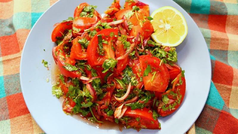 Pomidor və qırmızı soğan salatı