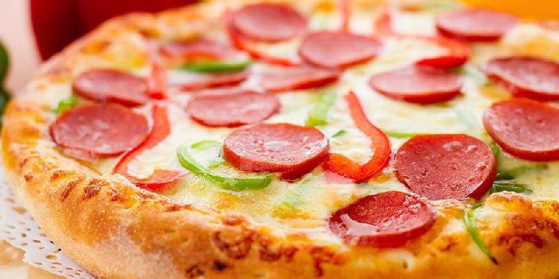 Sosis kolbasalı Pizza