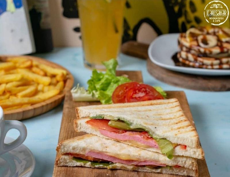 Kolbasalı Qarışıq Tost
