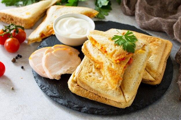 İkiqat Toyuqlu Tost 