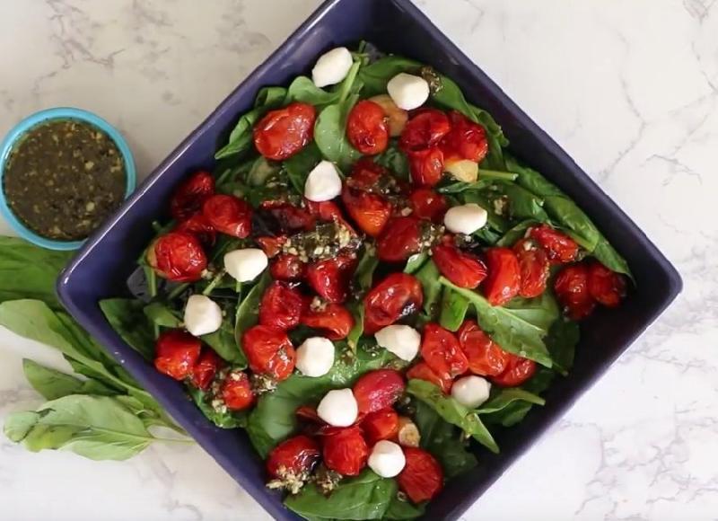 Təzə pomidor, albalı və reyhanla salat