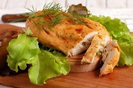 Bişirilmiş toyuğun döş əti