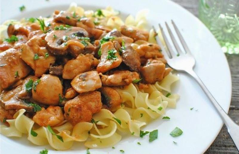 Toyuq stroganoff