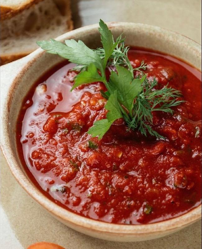 Acılı pomidor əzməsi