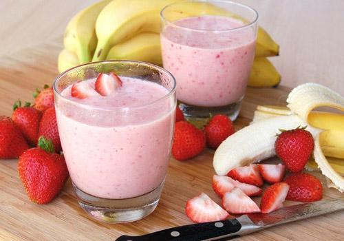 Bananlı-çiyələkli-şaftalı smuzi