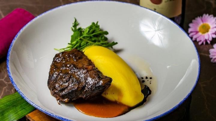 Veal Cheeks With Mashed Potatoes