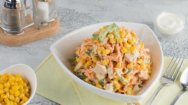 Toyuq salatı 