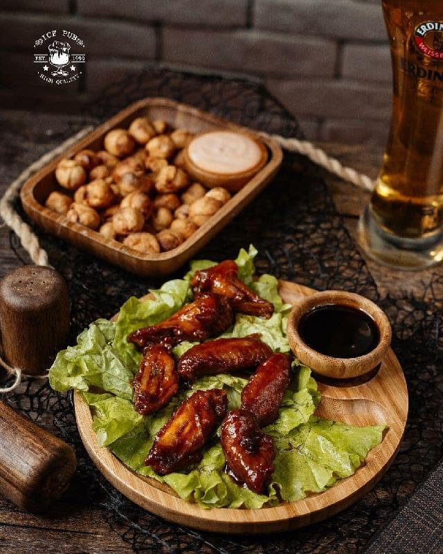 Toyuq qanadları BBQ sousda