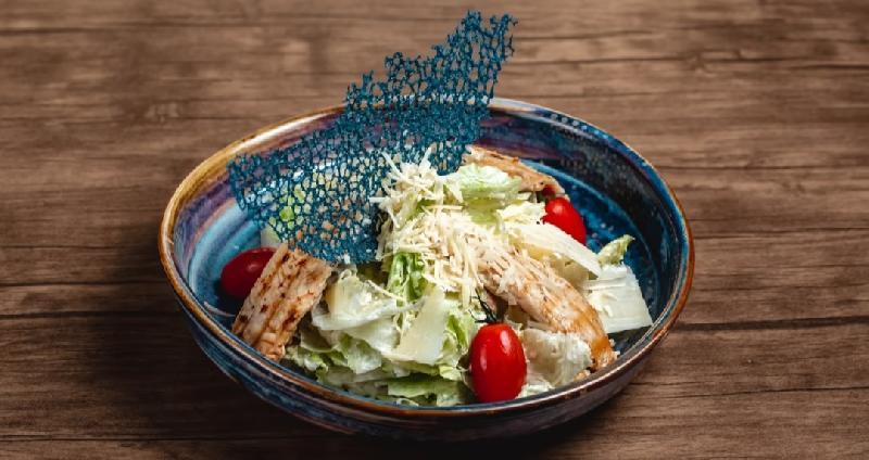 Салат цезарь с курицей