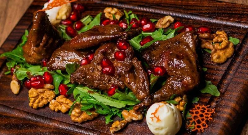 Перепелка с грецкими орехами в гранатовом соусе