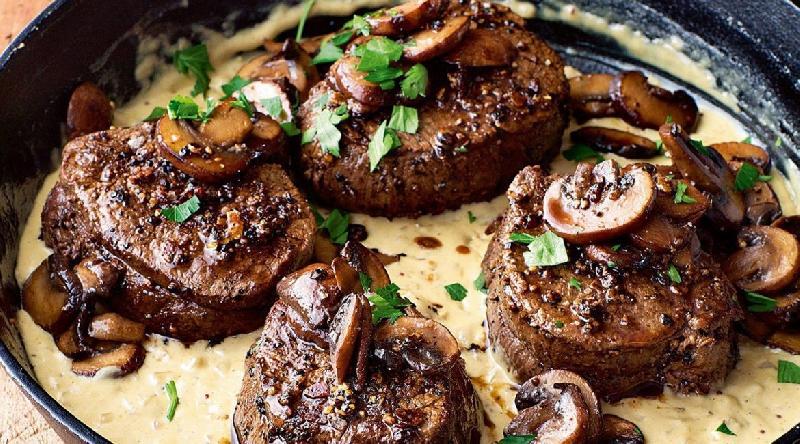 Göbələk souslu steak 