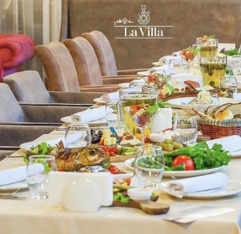 Salat və Soyuq Qəlyanaltı, Araistilər, Əsas Yeməklər Və Kabablar, İçkilər 