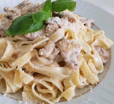 Fettuçini toyuqlu ispanaqlı
