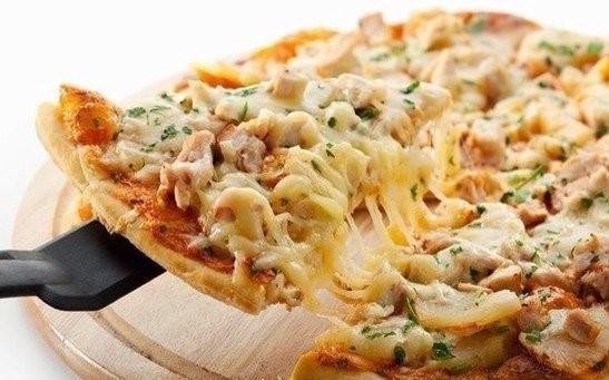 Ananaslı-toyuqlu pizza
