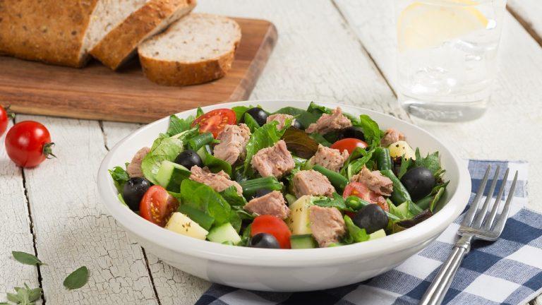 Tuna balığı salatı