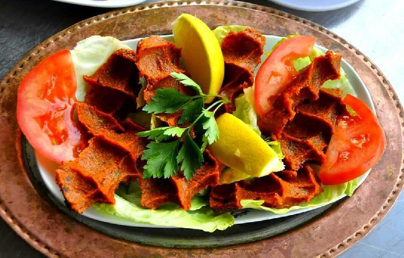 Acılı çiy köftə ətli Urfa üsulu 